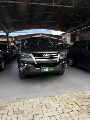 TOYOTA HILUX SW4 2.8 SRX 4X4 7 LUGARES 16V TURBO INTERCOOLER DIESEL 4P AUTOMÁTICO