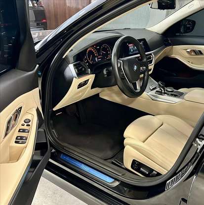 BMW-320i-2019