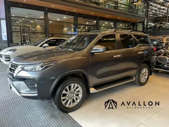 TOYOTA HILUX SW4 2.8 D-4D TURBO DIESEL SRX 7L 4X4 AUTOMÁTICO