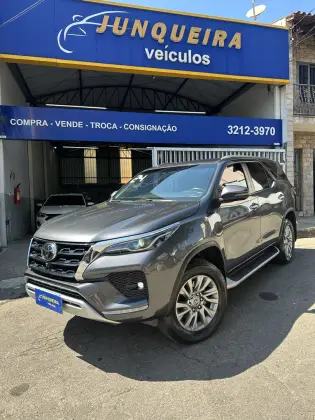 TOYOTA HILUX SW4 2.8 D-4D TURBO DIESEL SRX 7L 4X4 AUTOMÁTICO