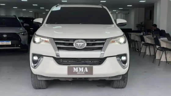 TOYOTA HILUX SW4 2.8 SRX 4X4 7 LUGARES 16V TURBO INTERCOOLER DIESEL 4P AUTOMÁTICO