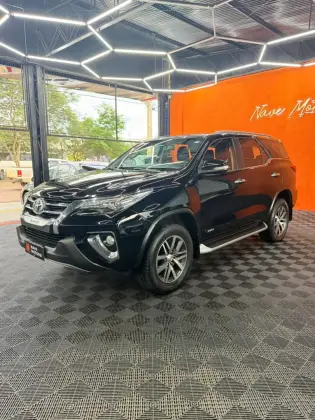 TOYOTA HILUX SW4 2.8 SRX 4X4 7 LUGARES 16V TURBO INTERCOOLER DIESEL 4P AUTOMÁTICO
