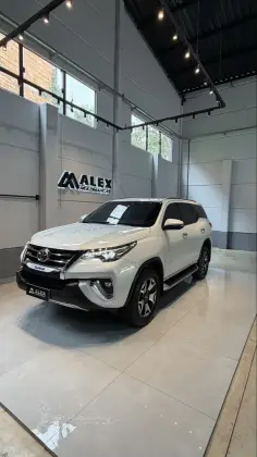 TOYOTA HILUX SW4 2.8 SRX DIAMOND 4X4 7 LUGARES 16V TURBO INTERCOOLER DIESEL 4P AUTOMÁTICO