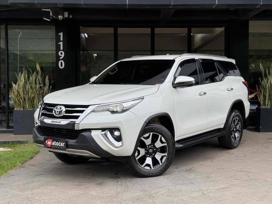 TOYOTA HILUX SW4 2.8 SRX 4X4 7 LUGARES 16V TURBO INTERCOOLER DIESEL 4P AUTOMÁTICO