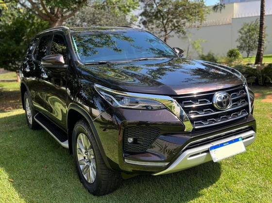 TOYOTA HILUX SW4 2.8 D-4D TURBO DIESEL SRX 7L 4X4 AUTOMÁTICO