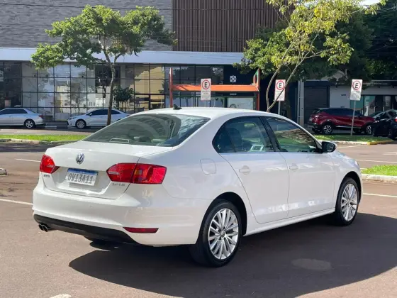 VOLKSWAGEN JETTA 2.0 TSI HIGHLINE 211CV GASOLINA 4P TIPTRONIC VOLKSWAGEN JETTA 2.0 TSI HIGHLINE 211CV GASOLINA 4P TIPTRONIC