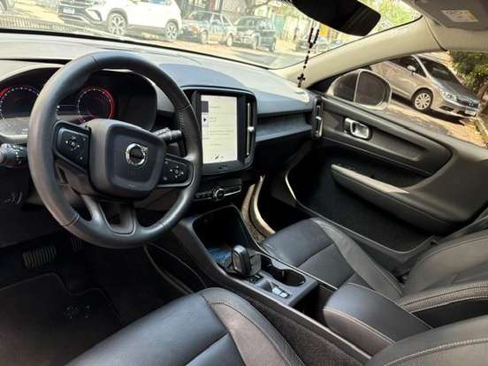 VOLVO-XC40-2018