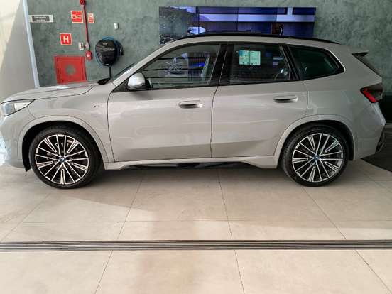 BMW-iX1-2025