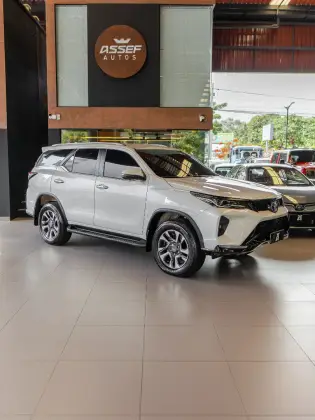 TOYOTA HILUX SW4 2.8 D-4D TURBO DIESEL SRX PLATINUM 7L 4X4 AUTOMÁTICO