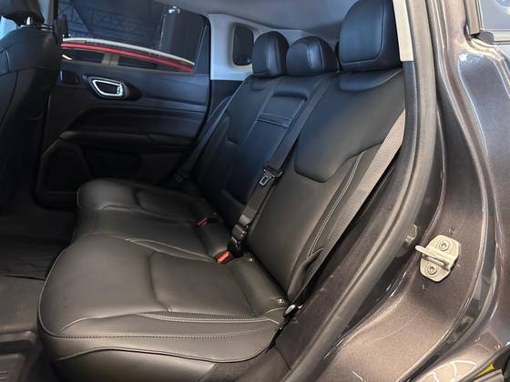 /en/city/cate-car-used-car/jeep-compass-2025-1-3-t270-turbo-flex-longitude-at6-44671957871952896/-7