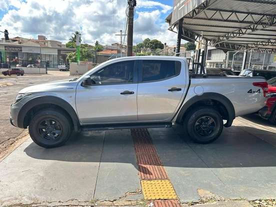 MITSUBISHI-L200 TRITON-2.4 16V TURBO DIESEL OUTDOOR GLS CD 4X4 AUTOMÁTICO MITSUBISHI-L200 TRITON-2022
