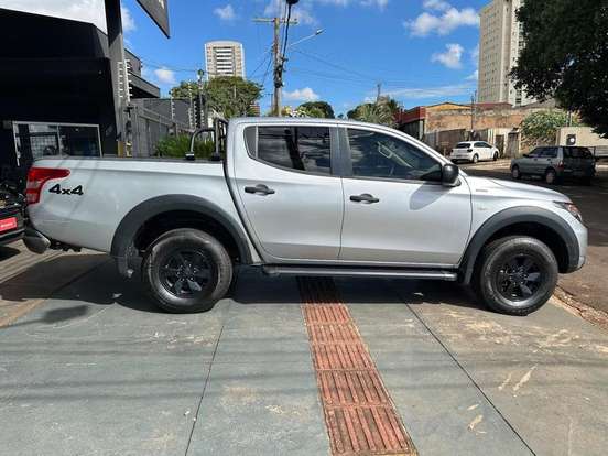 MITSUBISHI-L200 TRITON-2.4 16V TURBO DIESEL OUTDOOR GLS CD 4X4 AUTOMÁTICO MITSUBISHI-L200 TRITON-2022