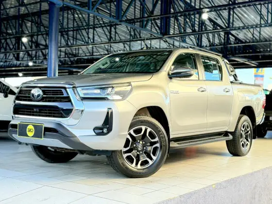 TOYOTA HILUX 2.8 D-4D TURBO DIESEL CD SRX 4X4 AUTOMÁTICO
