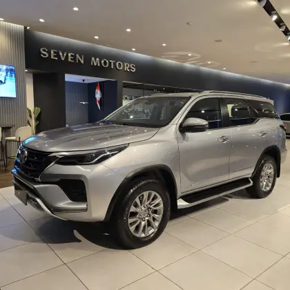 TOYOTA HILUX SW4 2.8 D-4D TURBO DIESEL SRX 7L 4X4 AUTOMÁTICO