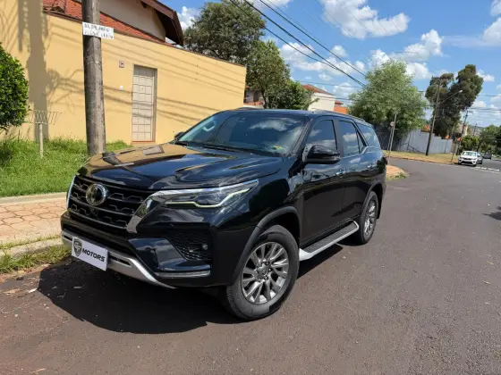 TOYOTA HILUX SW4 2.8 D-4D TURBO DIESEL SRX 7L 4X4 AUTOMÁTICO