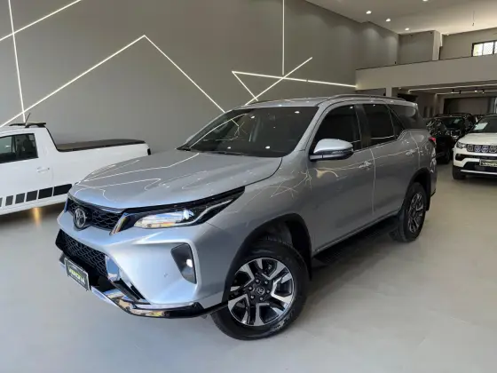 TOYOTA HILUX SW4 2.8 D-4D TURBO DIESEL SRX PLATINUM 7L 4X4 AUTOMÁTICO