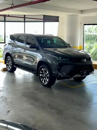 TOYOTA HILUX SW4 2.8 D-4D TURBO DIESEL SRX PLATINUM 7L 4X4 AUTOMÁTICO