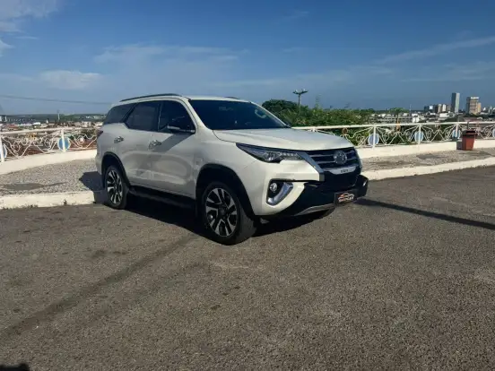 TOYOTA-HILUX SW4-2.8 SRX 4X4 7 LUGARES 16V TURBO INTERCOOLER DIESEL 4P AUTOMÁTICO TOYOTA-HILUX SW4-2017