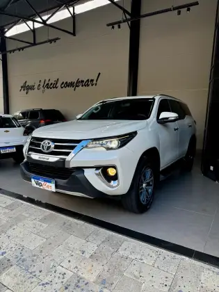 TOYOTA HILUX SW4 2.8 SRX 4X4 7 LUGARES 16V TURBO INTERCOOLER DIESEL 4P AUTOMÁTICO