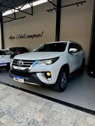 TOYOTA-HILUX SW4-2.8 SRX 4X4 7 LUGARES 16V TURBO INTERCOOLER DIESEL 4P AUTOMÁTICO TOYOTA-HILUX SW4-2017