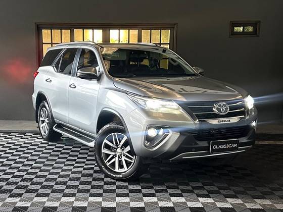 TOYOTA HILUX SW4 2.8 SRX 4X4 7 LUGARES 16V TURBO INTERCOOLER DIESEL 4P AUTOMÁTICO