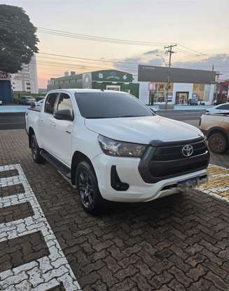 TOYOTA-HILUX-2.8 D-4D TURBO DIESEL CD SR 4X4 AUTOMÁTICO TOYOTA-HILUX-2023