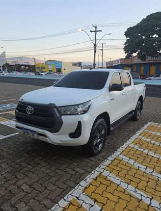 TOYOTA-HILUX-2023