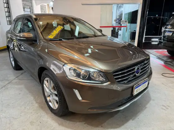 VOLVO XC60 2.4 D5 MOMENTUM DIESEL AWD 4P AUTOMÁTICO