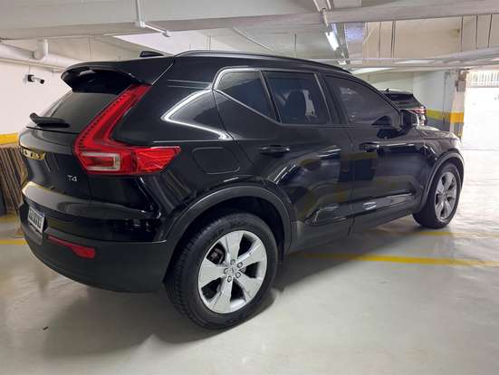 VOLVO-XC40-2018