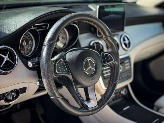MERCEDES-BENZ-GLA 200-2017