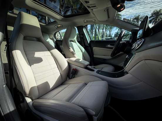 MERCEDES-BENZ-GLA 200-2017