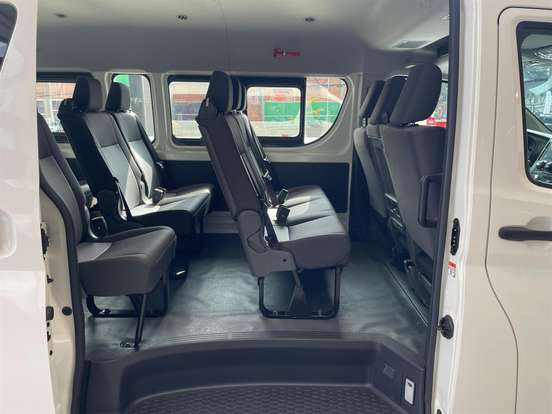 TOYOTA-HIACE-2.8 D-4D TURBO DIESEL MINIBUS 15+1 DX AUTOMÁTICO TOYOTA-HIACE-2024