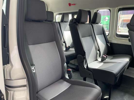 TOYOTA-HIACE-2.8 D-4D TURBO DIESEL MINIBUS 15+1 DX AUTOMÁTICO TOYOTA-HIACE-2024