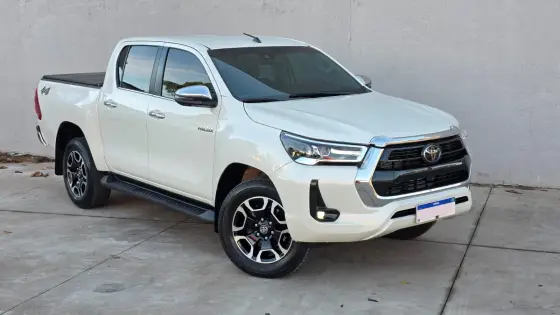 TOYOTA HILUX 2.8 D-4D TURBO DIESEL CD SRX 4X4 AUTOMÁTICO