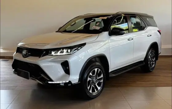 TOYOTA HILUX SW4 2.8 D-4D TURBO DIESEL DIAMOND 7L 4X4 AUTOMÁTICO
