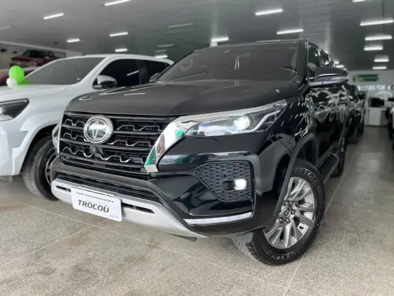 TOYOTA HILUX SW4 2.8 D-4D TURBO DIESEL SRX 7L 4X4 AUTOMÁTICO