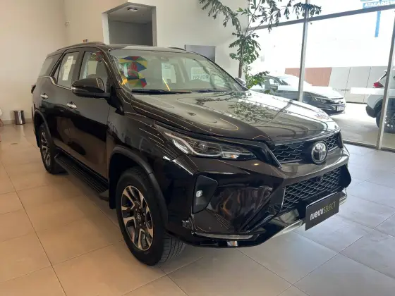 TOYOTA HILUX SW4 2.8 D-4D TURBO DIESEL SRX PLATINUM 7L 4X4 AUTOMÁTICO