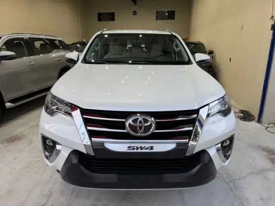 TOYOTA HILUX SW4 2.8 SRX DIAMOND 4X4 7 LUGARES 16V TURBO INTERCOOLER DIESEL 4P AUTOMÁTICO