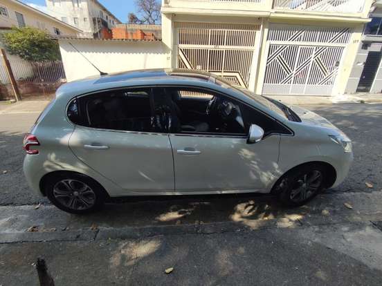 PEUGEOT-208-1.6 GRIFFE 16V FLEX 4P AUTOMÁTICO PEUGEOT-208-2014