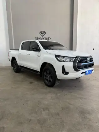 TOYOTA HILUX 2.8 D-4D TURBO DIESEL CD SR 4X4 AUTOMÁTICO