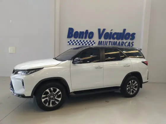 TOYOTA HILUX SW4 2.8 D-4D TURBO DIESEL DIAMOND 7L 4X4 AUTOMÁTICO