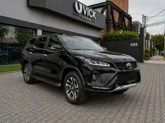 TOYOTA HILUX SW4 2.8 D-4D TURBO DIESEL DIAMOND 7L 4X4 AUTOMÁTICO