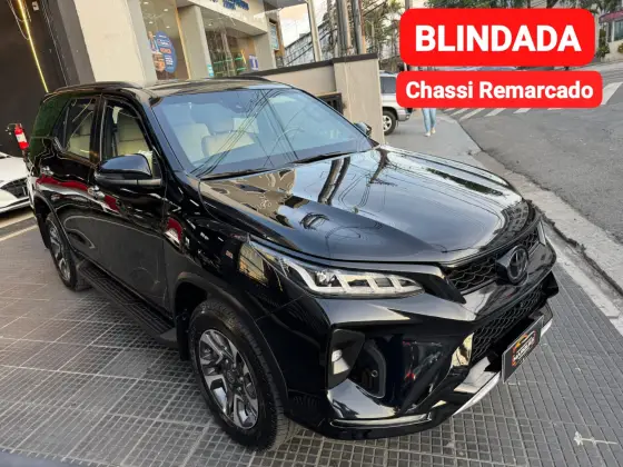 TOYOTA HILUX SW4 2.8 D-4D TURBO DIESEL DIAMOND 7L 4X4 AUTOMÁTICO TOYOTA HILUX SW4 2.8 D-4D TURBO DIESEL DIAMOND 7L 4X4 AUTOMÁTICO