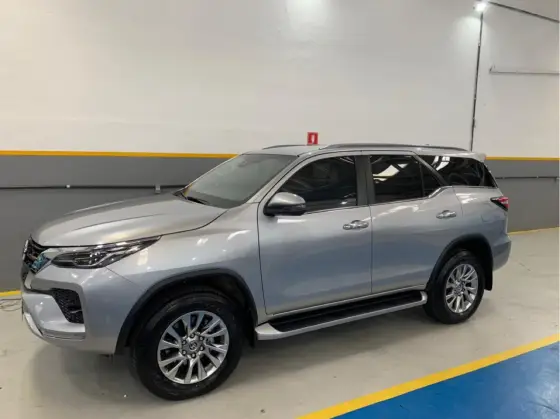 TOYOTA HILUX SW4 2.8 D-4D TURBO DIESEL SRX 7L 4X4 AUTOMÁTICO