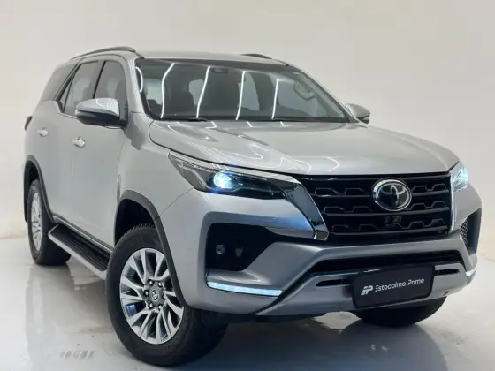 TOYOTA HILUX SW4 2.8 D-4D TURBO DIESEL SRX 7L 4X4 AUTOMÁTICO