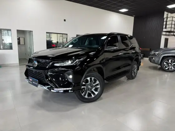 TOYOTA HILUX SW4 2.8 D-4D TURBO DIESEL SRX PLATINUM 7L 4X4 AUTOMÁTICO