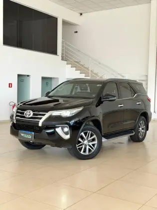 TOYOTA HILUX SW4 2.8 SRX 4X4 7 LUGARES 16V TURBO INTERCOOLER DIESEL 4P AUTOMÁTICO