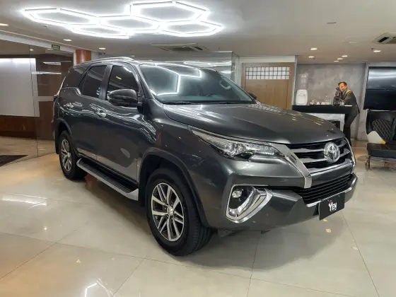 TOYOTA HILUX SW4 2.8 SRX 4X4 7 LUGARES 16V TURBO INTERCOOLER DIESEL 4P AUTOMÁTICO