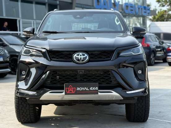 TOYOTA-HILUX SW4-2.8 D-4D TURBO DIESEL SRX PLATINUM 7L 4X4 AUTOMÁTICO TOYOTA-HILUX SW4-2025