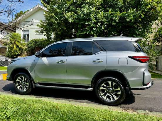 TOYOTA-HILUX SW4-2024